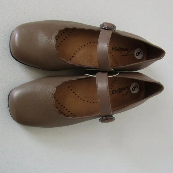 Trotters Sugar Leather Flat Shoe - Picture 6 of 8